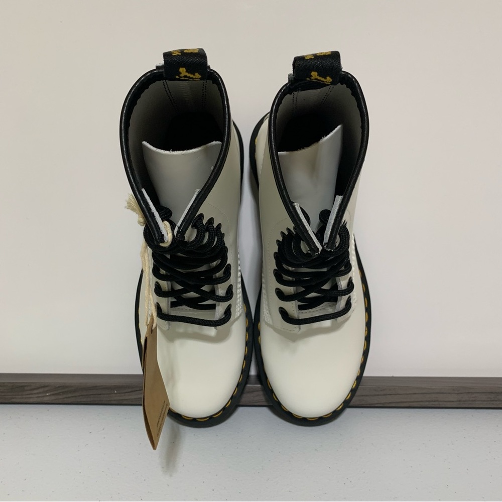 The Dr. Martens Women’s 1460 Smooth Leather Lace Up Boots-Size 6 NWT - Picture 4 of 11